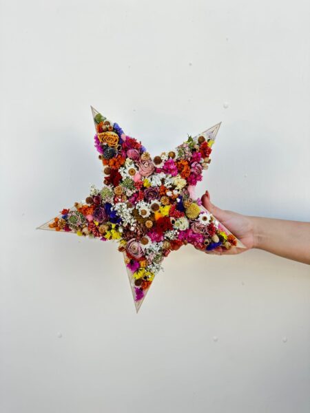 Estrella de flores colorida.