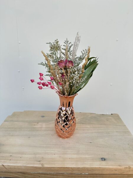 Piñita Rose Gold con flores.