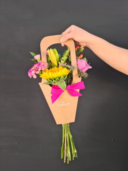 Carterita de flores frescas.