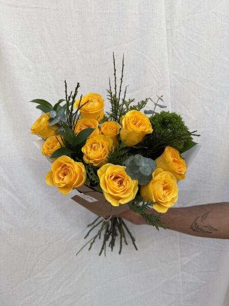 Ramo Básico de 12 rosas amarillas.