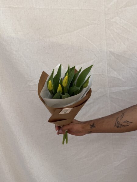 Ramo de tulipanes amarillos.